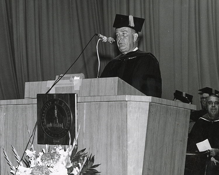 then-Mayor William Donald Schaefer, a UBalt Law alumnus, speaks at commencement.