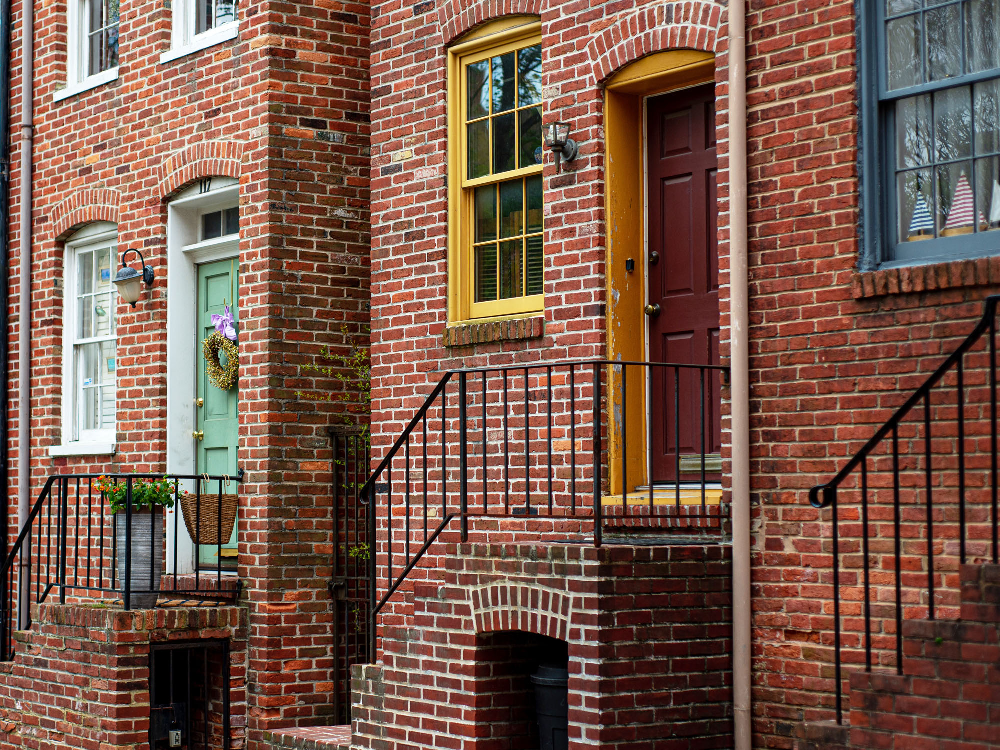 Baltimore neighborhood images of brick townhouses