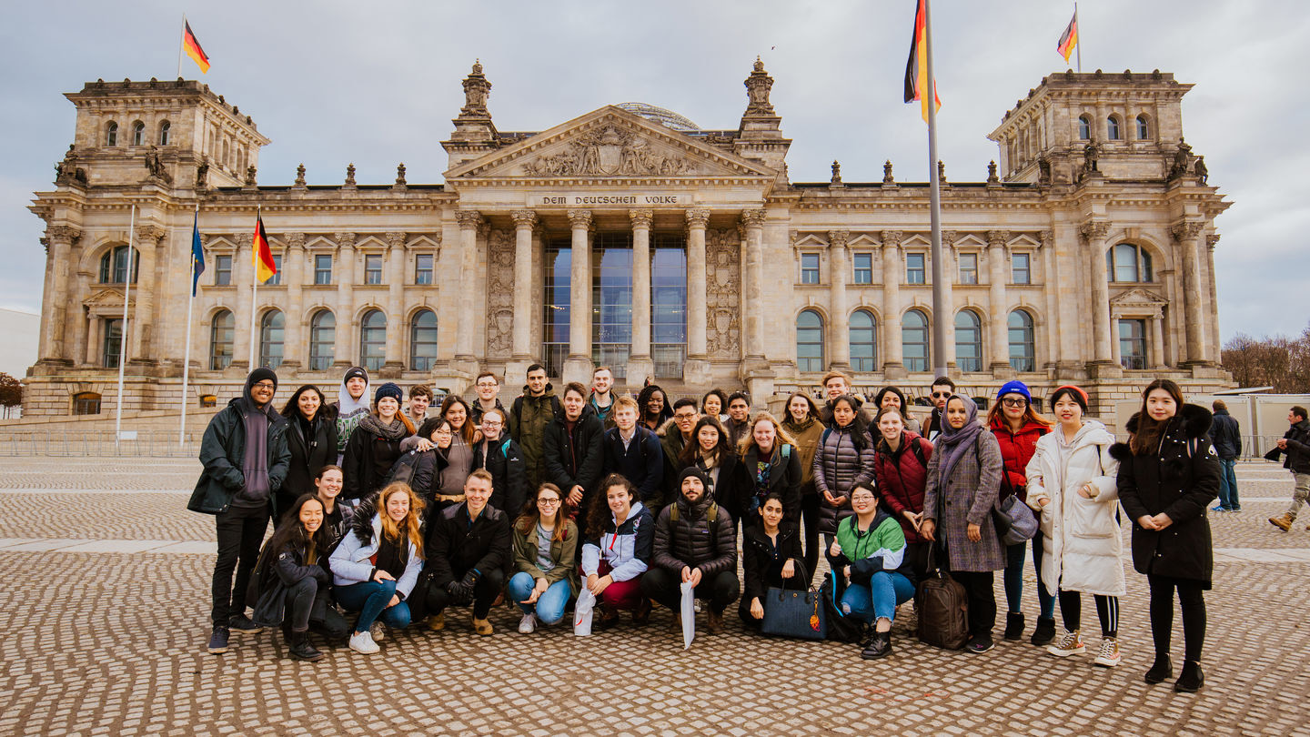 January 2020: International students of the HWR Winter School in front of the Reichstag building. Photo: Oana Popa-Costea